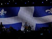 McCartney con la bandera de Québec de fondo