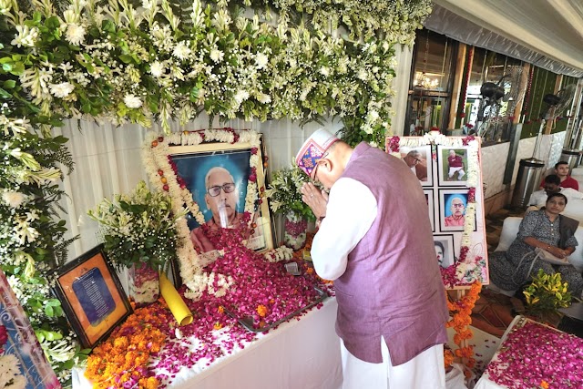 कोटद्वार : CM योगी के विशेष कार्याधिकारी के घर पहुंचे मंत्री सतपाल महाराज, उनके दिवंगत पिता को दी श्रद्धांजलि