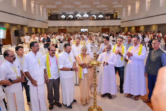 The NewsMalayalam updates കാഞ്ഞിരപ്പള്ളി സെന്റ് ഡൊമിനിക്സ് കത്തീഡ്രൽ ഇടവകയുടെ ദ്വിശദാബ്ദി  ആഘോഷങ്ങളോടനുബന്ധിച്ച് ജൂലൈ 27 ഞായറാഴ്ച, കത്തീഡ്രൽ കത്തോലിക്ക കോൺഗ്രസിന്റെ നേതൃത്വത്തിൽ നടത്തപ്പെട്ട   ബിസിനസ് കോൺക്ലേവ് കേരള റബ്ബർ ലിമിറ്റഡിന്റെ ചെയർപേഴസണും, മാനേജിംഗ് ഡയറക്ടറുമായ ഷീല തോമസ് IAS ഉദ്ഘാടനം ചെയ്തു.