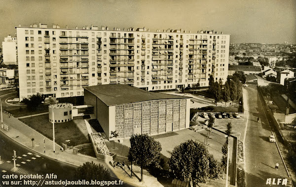 Bagneux - Église Sainte Monique  Architecte: Roger Faraut  Construction: Achevée en 1963  Vitraux: Le Chevallier