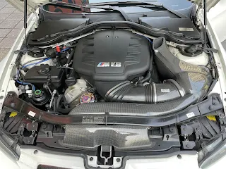 蔣先生有一台  2011 BMW E92 M3想請我們委託估價，但因為這款車如果有改裝品就不能按照正常行情去估價 。一般來說大多數二手車的改裝品我們都會去扣錢 ，但套用在這類賽車型的車款就不見得是這樣 ，除非你改裝的太鳥。  所以我們先請蔣先生提供估車資訊並告知改了什麼 ，以下是這款 BMW M3的資訊 :  2011 E92 M3 黑內裝 碳頂3按鈕滿 里程跑14萬無事故  維修保養工單皆在，已經處理過波斯跟耗材 ，輪胎都換新  改裝品的部份有: CPM 3件底盤拉桿    Ohlins DFV避震  BBS 杜拉旅  GruppeM進氣   原廠超轉方向盤  蠍子全段 中段蠍子GT4   卡鉗Brembo前Gt6後Gt4前後加大380