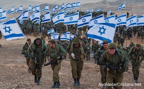 Soldados israelíes con banderas israelíes