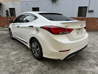 中古車收購紀錄 - 2017 Hyundai Elantra 酒駕扣牌兩年  南部客戶陳先生有一台 Elantra ，因為酒駕被警察攔到 ，所以就被吊扣兩年 。除了有酒駕罰單的壓力以外 ，也因為沒有車開而傷腦筋 。    因為工作需要用車 ，也想將  Elantra 賣掉換一些現金來增加購車款 ，所以找上我們協助處理 。    透過我們線上估價之後 ，陳先生可以接受價格就和我們預約到府估車 。 當天估價我們認為陳先生的車況其實相當不錯 ，里程跑 12萬但都原版件 。平常看起來都有在照顧車 ~   確認最後價格之後 ，我們就先簽約並安排在監理站過戶 ，最後再安排拖車從南部移到我們的場地 。  陳先生直言因為有我們收購酒駕扣牌車 ，評估起來如果自己放兩年加上維修其實跟直接賣我們沒差多少 ，找我們收購真的省下很多麻煩 。  感謝陳先生信任我們，Elantra 已經在我們場地被妥善保管 。