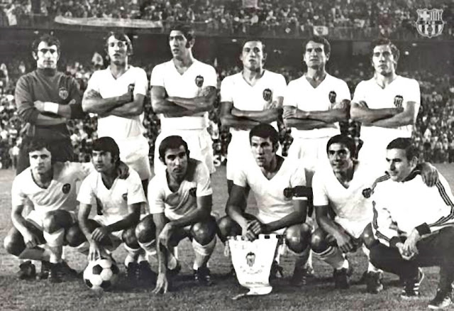 VALENCIA C. F. Temporada 1970-71. Abelardo, Sol, Barrachina, Jesús Martínez, Videgany, Claramunt I; Sergio, Poli, Ansola, Paquito, Valdez y Ricardo de la Virgen (masajista). F. C. BARCELONA 4 ? VALENCIA C. F. 3 Domingo 04/07/1971, 20:30 horas. LXVII Copa del Generalísimo de España, final. Madrid, estadio Santiago Bernabeu: 100.200 espectadores. GOLES: ?0-1: 21’, Claramunt I de penalti. ?0-2: 48’, Paquito. ?1-2: 52’, Fusté, de tiro libre directo. ?2-2: 70’, Zabalza. ?3-2: 99’, Zabalza. ?3-3: 101’, Valdez. ?4-3: 112’, Alfonseda.