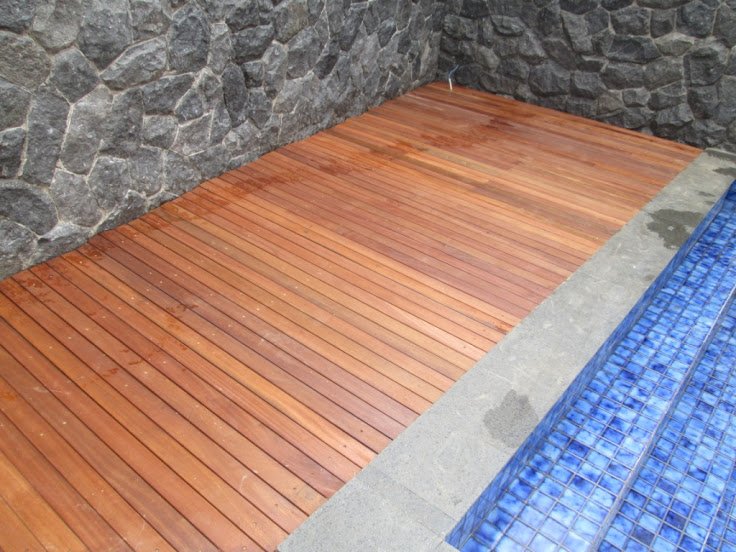 decking kayu  bengkirai sebagai penutup taman atau kolam 