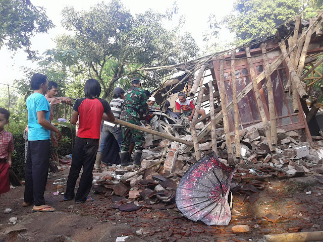 Rumah Hasan yang Ambruk pasca Gempa