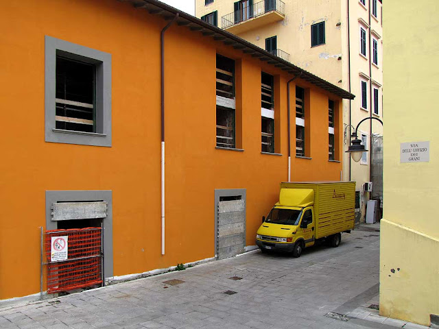 Various shades of yellow and orange, via dell'Uffizio dei Grani, Livorno