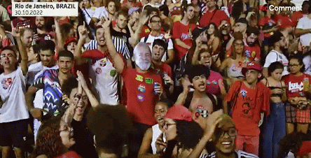 des Brésiliens célébrant la victoire de Lula au second tour des élections présidentielles