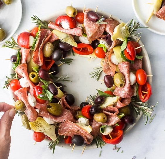 Easy Festive Christmas Wreath Antipasto Skewers #appetizers #holidayrecipes