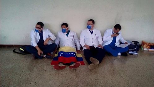 Médicos iniciaron huelga de hambre en Mérida por crisis de salud.