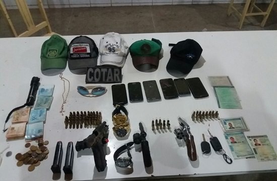 fuzil modelo AK-47, pistolas, munições, coletes à prova de bala