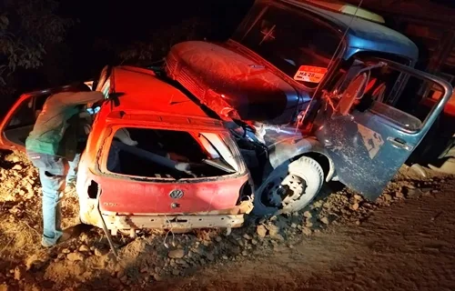 Família morre em acidente entre carro e caminhão carregado de toras