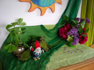 Der mystische Monat, Jahreszeitentisch im Juni, Rosenmonat, Gartenzwerge, Erdbeeren aus Wollfilz, Waldorfkindergarten, Waldorfpädagogik, Anthroposophie, Jahreszeitenuhr