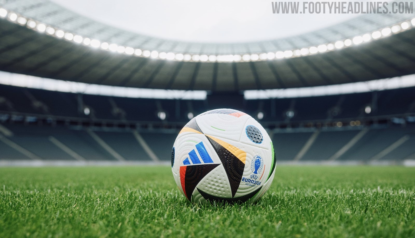 Une vue générale d'une balle de match Adidas avant le match de  qualification de l'UEFA Euro 2024 A au parc Hampden, Glasgow. Date de la  photo: Mardi 28 mars 2023 Photo Stock 