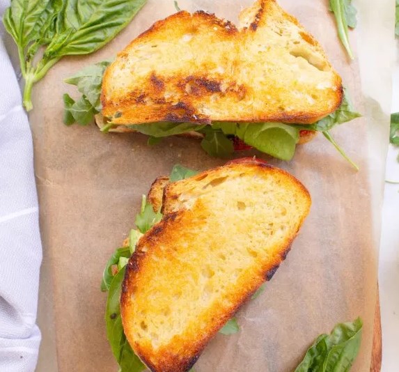 ROASTED TOMATO SANDWICHES WITH VEGAN LEMON GARLIC AIOLI #vegetarian #lunch