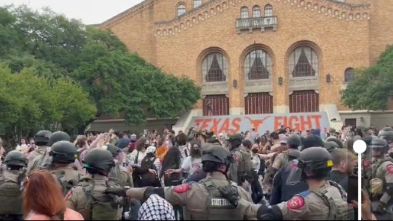 Protestos anti-Israel em universidade do Texas | Captura de tela/X/Greg Price