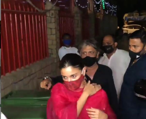 Alia Bhatt,neelam roy,ronit roy & Ayan Mukerji arrive at a temple sans Ranbir Kapoor to seek blessings on Maha Shivratri