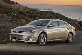 Front 3/4 view of the 2014 Toyota Avalon