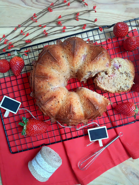 Bundt cake de sirope de arce con nueces y fresas. Maple, walnuts and strawberries bundt cake.  Desayuno, merienda, postre, recetas de temporada. Nordicware Cuca