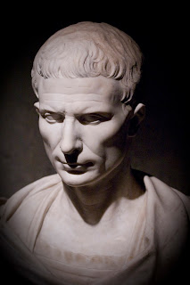 https://upload.wikimedia.org/wikipedia/commons/8/8d/King_of_the_Eburones_-_Marble_Julius_Caesar.jpg