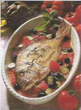 Usmażona płaska ryba w naczyniu na półmisku z warzywami i oliwkami