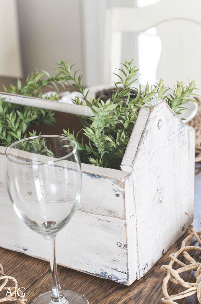 Such a pretty DIY wood toolbox project!  #DIY #toolbox #DIYdecor #fixerupper #andersonandgrant