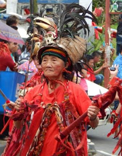 Penari perempuan kabasaran disebut tombarian