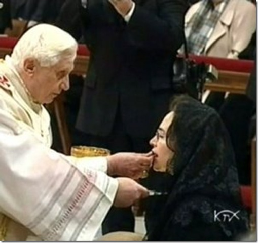 Comunion de rodillas y en la boca por disposicion del Papa