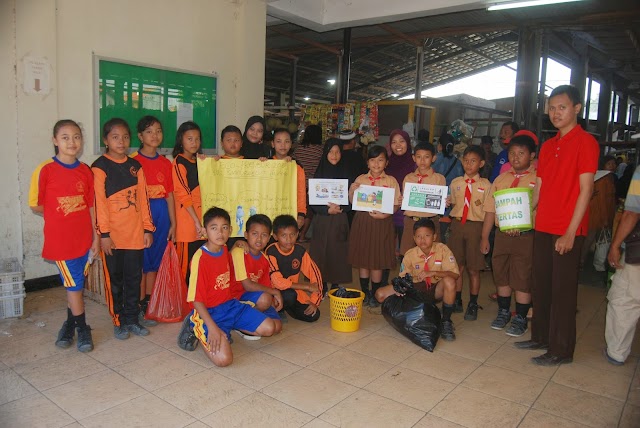 Pasar Wiyung Surabaya di Grebek  Sekolah Tim Ecopreneur 