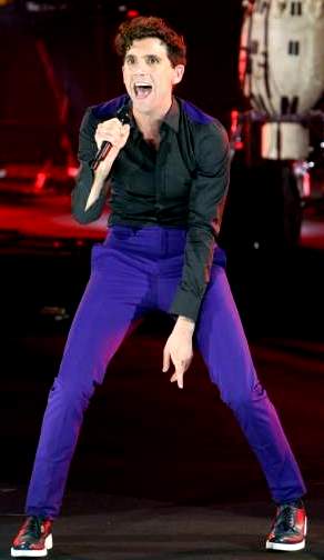 Foto de Mika cantando en concierto