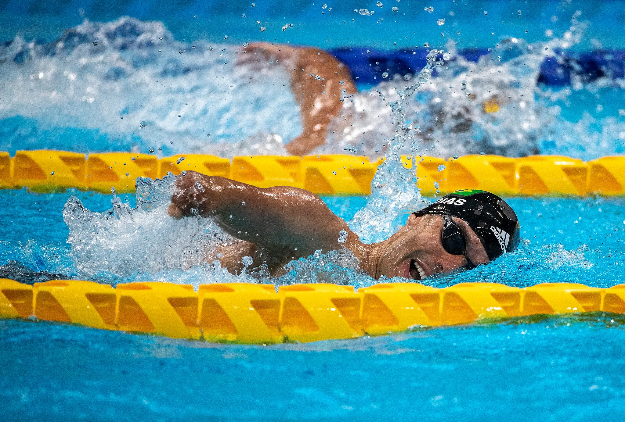 Daniel Dias ,no meio da piscina, respirando entre as braçadas