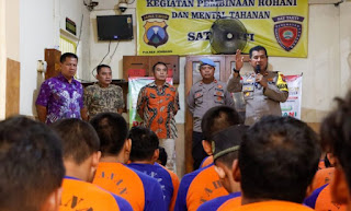 Jum’at Curhat, Wakapolres Jombang Tampung Keluhan dan Beri Motivasi Tahanan