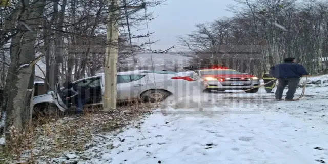 El hecho ocurrió este domingo en una esquina del barrio Andorra. El vehículo descendía desde la zona de Leñadores cuando perdió el control. No se reportaron heridos.