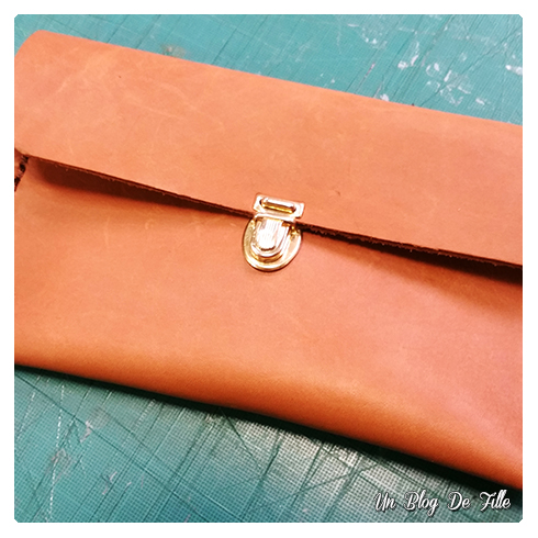 http://unblogdefille.blogspot.fr/2017/11/diy-pochette-cartable-en-cuir-sans.html