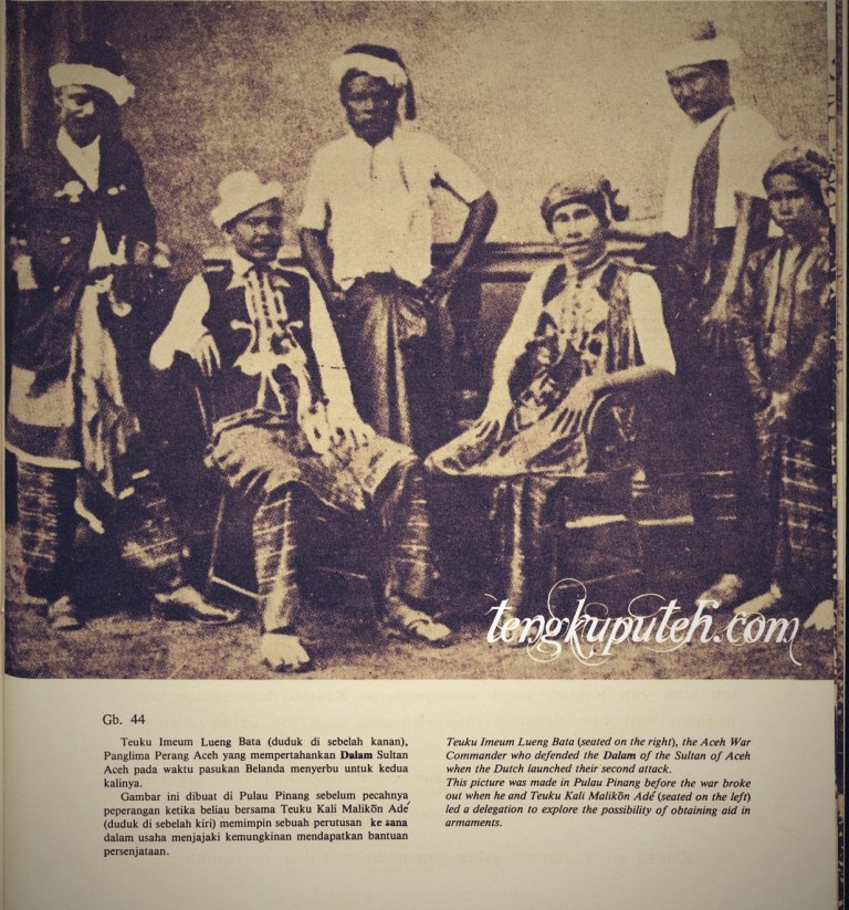 Teuku Imuem Lueng Bata (duduk sebelah kanan) dan Teuku Kali Malikon Ade (duduk sebelah kiri) sebagai perutusan perwakilan Kesultanan Aceh Darussalam dalam usaha menjajaki kemungkinan mendapatkan bantuan persenjataan di Pulau Pinang. Foto ini diambil tahun 1858 sebelum pecah Perang Aceh di tahun 1873.