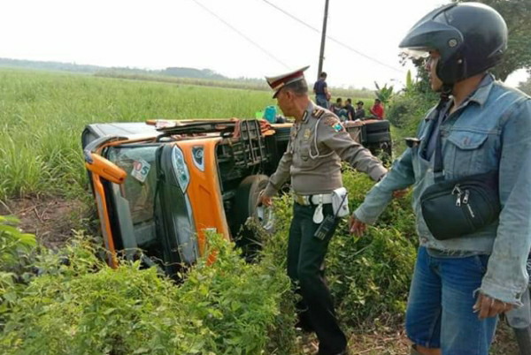 20 Orang Terluka, Rombongan Bus Pariwisata SMAN 2 Genteng Terguling di Jatiroto, Lumajang