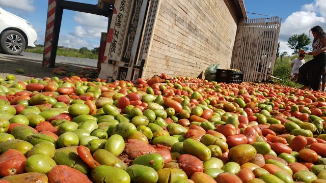 Caminhão carregado com tomate tomba no Anel Rodoviário de Macajuba