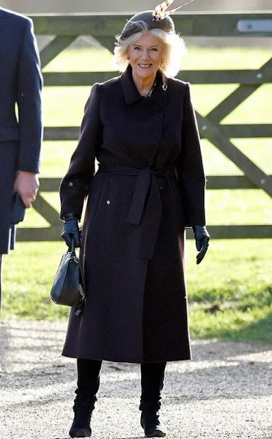 Queen Camilla wore a Manuela ultramarine coat by Max Mara. DeMellier mini Venice bag in forest grain