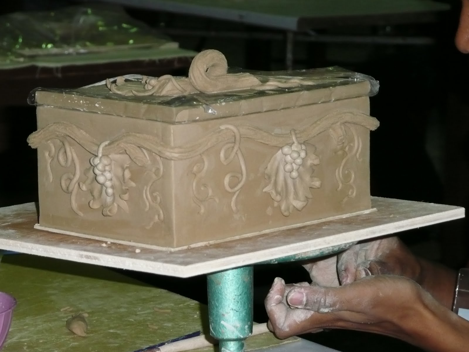 Membuat Kriya Keramik dengan Teknik  Lempeng Slab