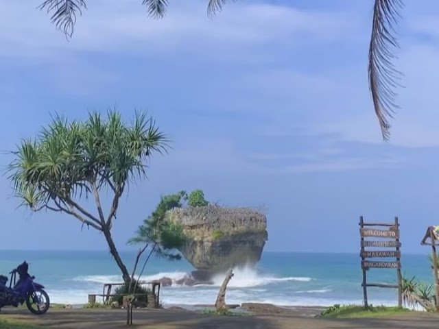 pantai madasari