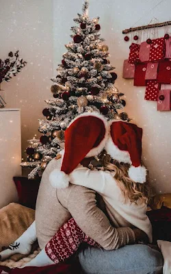 Use Adereços Divertidos:  Gorros de Papai Noel, óculos festivos e até mesmo renas de pelúcia podem dar um toque especial às suas fotos.