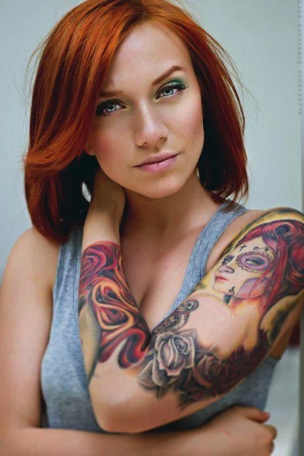 Vemos a una modelo pelirroja con tatuaje de catrina