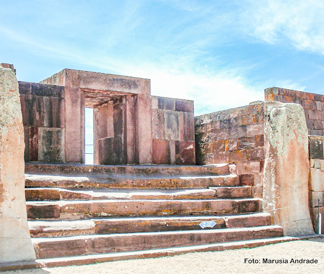 Portal do Templo de Kalasasaya em Twianaku na Bolívia