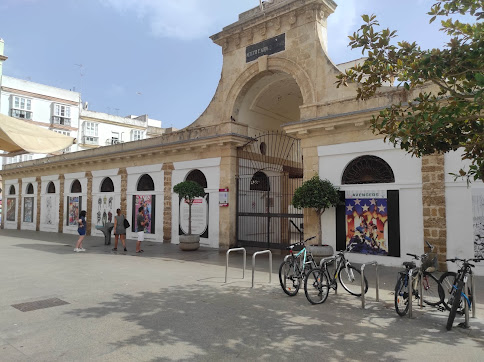 Entrada al Mercado Central de Cádiz exhibiendo obras de Carlos Pacheco