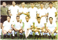 REAL MADRID C. F. Temporada 1961-62. Araquistain, Marquitos, Santamaría, Miera, Isidro y Pachín; Tejada, Del Sol, Di Stéfano, Puskas y Gento. REAL MADRID C. F. 2 SEVILLA C. F. 1 Domingo 08/07/1962, 20:30 horas. 58ª edición de la Copa del Generalísimo, final. Madrid, estadio Santiago Bernabéu: 90.000 espectadores. GOLES: 0-1: 47’, Diéguez. 1-1: 76’, Puskas, de penalti. 2-1: 90’, Puskas.