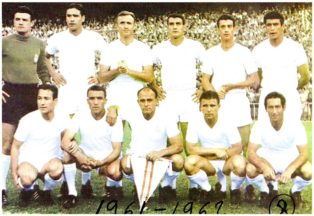 REAL MADRID C. F. Temporada 1961-62. Araquistain, Marquitos, Santamaría, Miera, Isidro y Pachín; Tejada, Del Sol, Di Stéfano, Puskas y Gento. REAL MADRID C. F. 2 SEVILLA C. F. 1 Domingo 08/07/1962, 20:30 horas. 58ª edición de la Copa del Generalísimo, final. Madrid, estadio Santiago Bernabéu: 90.000 espectadores. GOLES: 0-1: 47’, Diéguez. 1-1: 76’, Puskas, de penalti. 2-1: 90’, Puskas.