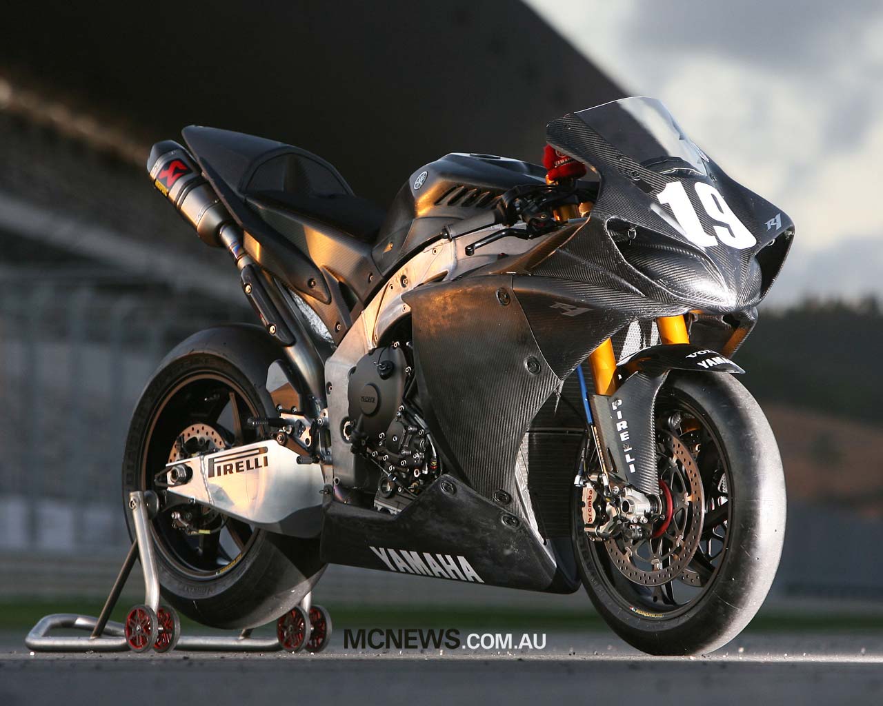 bikes wallpapers: Yamaha R1 SuperBike Wallpapers