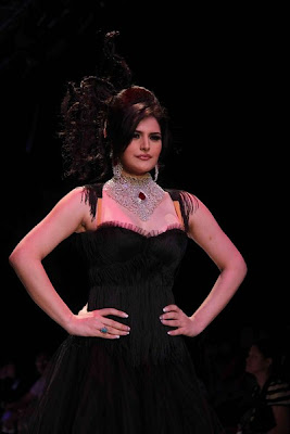 Dam Hot & Sexy Zarine Khan At IIJW 2011 Pictures