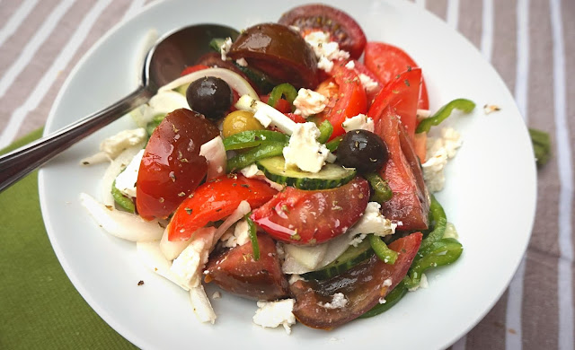 Ensalada griega. Tomate, pepino y queso feta.