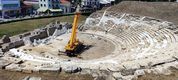 Ολοκληρώθηκε η τοποθέτηση των μαρμάρινων εδωλίων στο αρχαίο θέατρο Λάρισας